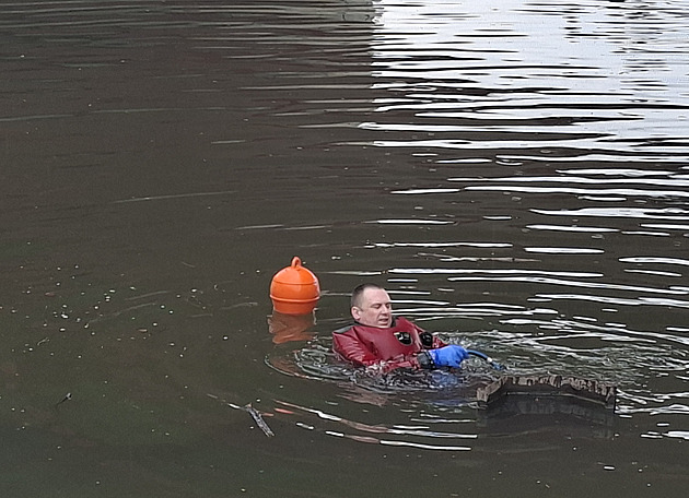 Pod mostem na dálnici u Napajedel pracují potápěči, cyklostezka už je volná