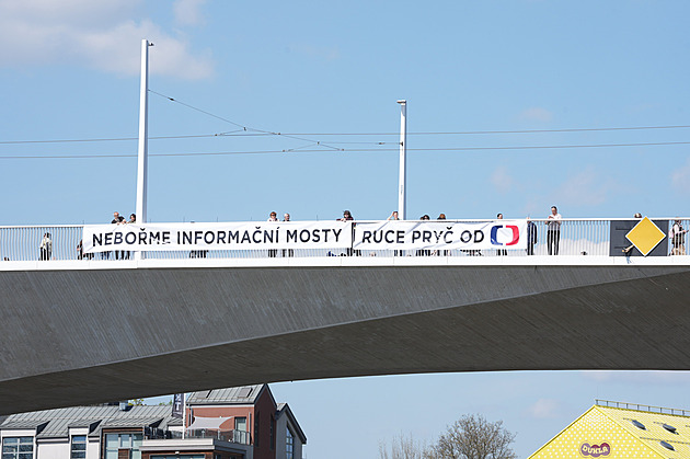 Ruce pryč od ČT. Aktivisté na novém mostě rozvinuli transparent, město ho sundalo