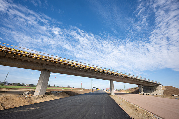 Od června budou řidiči u Hradce Králové jezdit po části budované D35