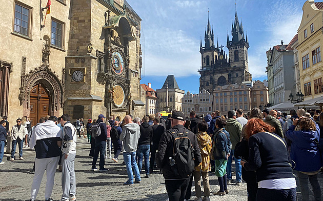 Apoštolové se zastavili, turisté se divili. Smrtkou pak dlouho zvonil orlojník