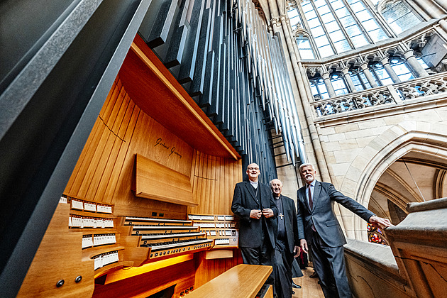 Pavel si prohlédl varhany. Ač jsem nepraktikující křesťan, znějí božsky, uvedl