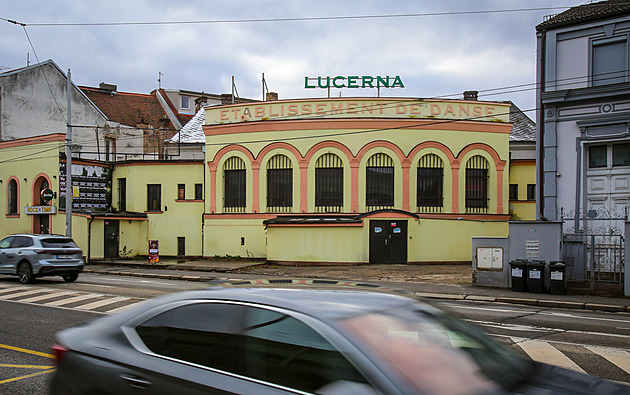 Lucernu zamořil zápach žluklého másla. Klub museli odvětrat a koncert odložili
