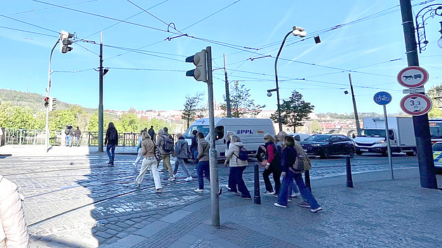 V Anglii se na červenou může, vymlouvají se. Počet úrazů chodců v Praze stoupá