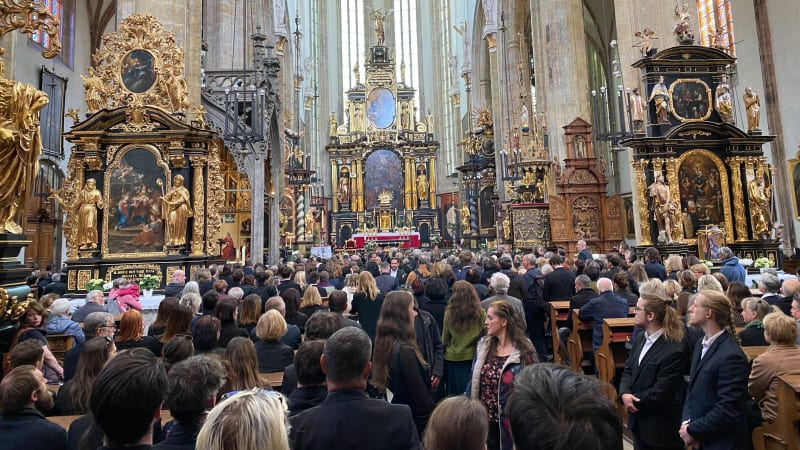 ON-LINE: S Potměšilem se loučí stovky smutečních hostů. Dorazili Trojan i Holubová