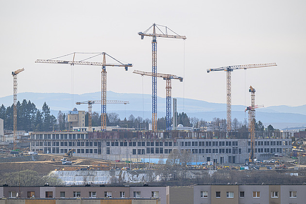 Nemocnici v Prešově hlídá vojenská policie. Kaliňák zastavil stavbu, možná se bude bourat