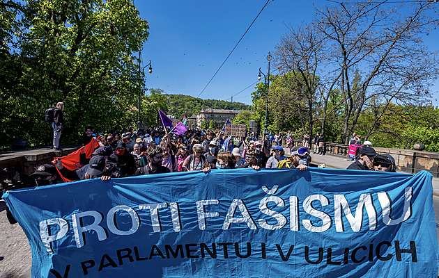 ONLINE: Levici hrála Internacionála. Pochod antifašistů provázely strkanice