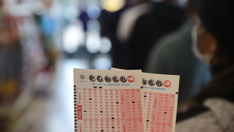 Miliardový jackpot trefili dva lidé, další Američané shrábli miliony. Matematik našel vzorec