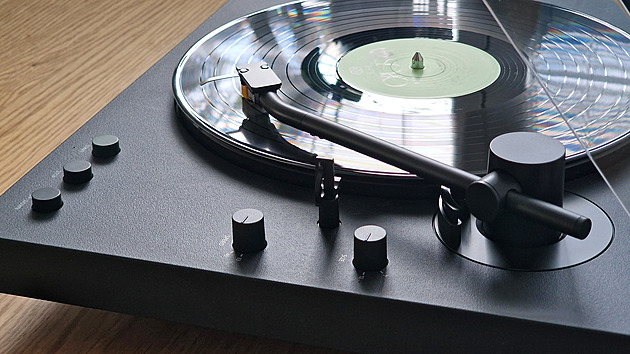 Pohodlněji si vinylovou desku nepustíte, novinka Sony je i pro nešiky