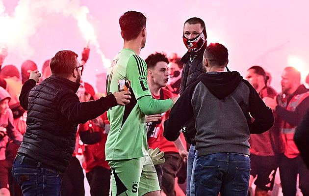 Padl první doživotní zákaz. Slavia trestá fanouška, co napadl sparťana Surovčíka