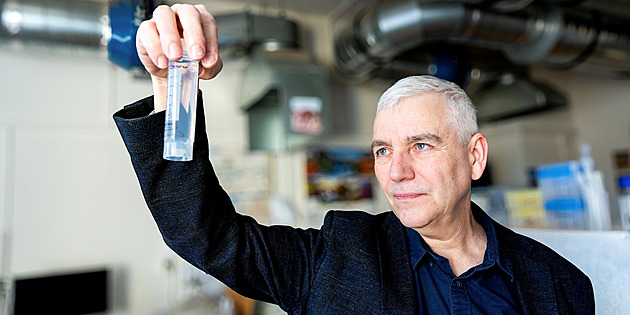 Revoluční metoda: vědci pomocí světla a levného prášku čistí vodu od antibiotik