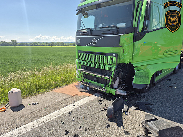 Motorkářka zemřela při srážce s náklaďákem. Omezení se dotýká i D55