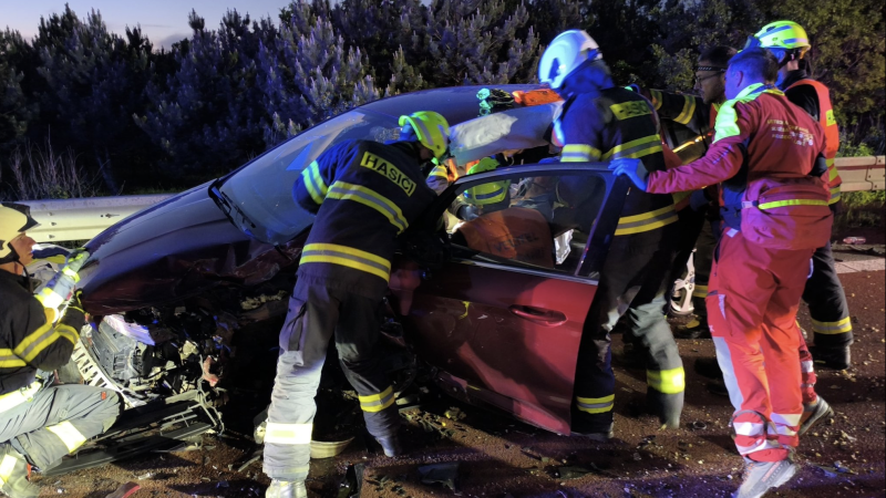 Vážná nehoda u Hradce: Sjezd z D11 po nehodě tří aut stál, zranilo se několik lidí