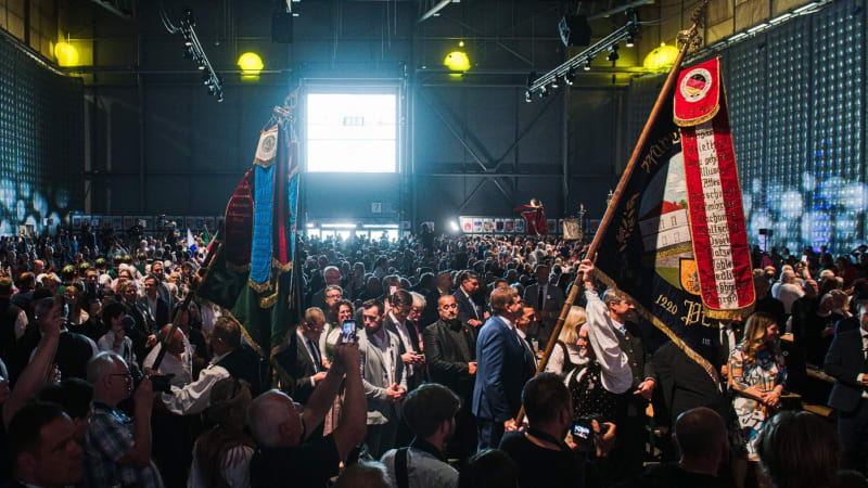 Nástup vlajkonošů v krojích i slova o nové historické kapitole. Sudetoněmecký sjezd vrcholí
