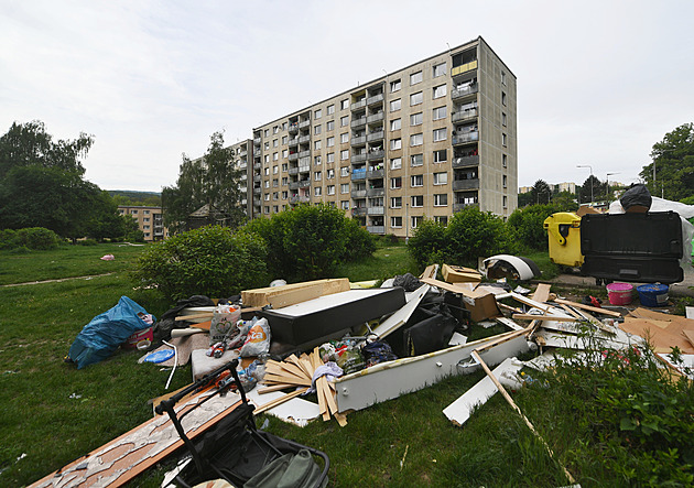 Půl bytu u popelnice. Město chválí změny v ghettu, místní však tvrdí: Dál je to hrůza