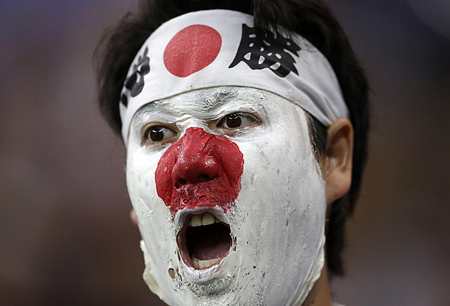 Japonsko chce trestat znesvěcení vlajky, výjimku dostanou fanoušci za nápisy
