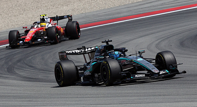 F1 ONLINE: V Barceloně vede Russell před Antonellim, zezadu útočí Ferrari
