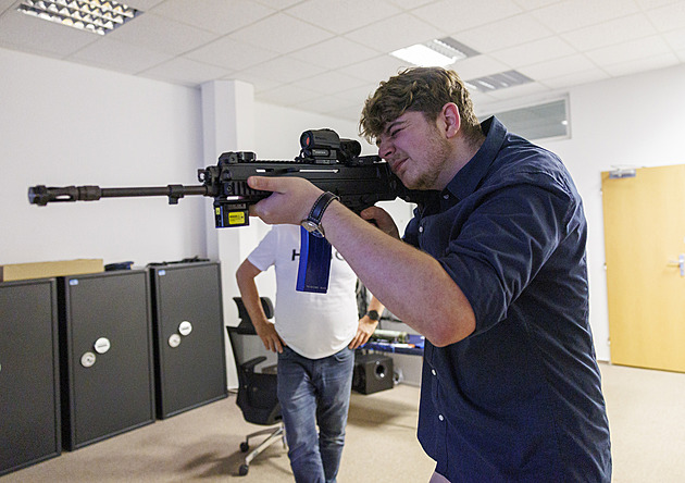 Supersimulace boje v kanceláři? Výcvikový trenažér umí napodobit i zpětný ráz