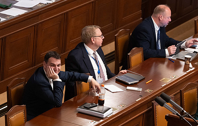 Poslance zaměstnají interpelace. Opozice se chce ptát Macinky na ústavní puč