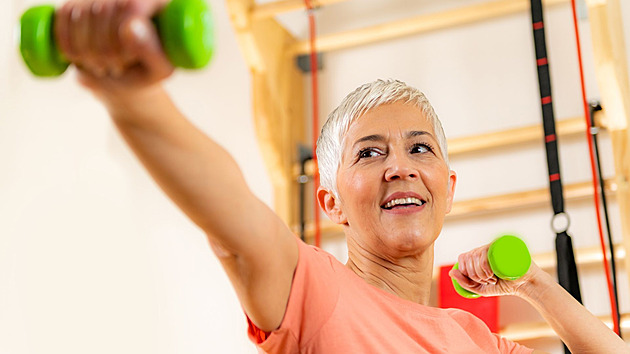Jak zhubnout po 60 bez ztráty svalů: strava, bílkoviny, vitamin D a cvičení