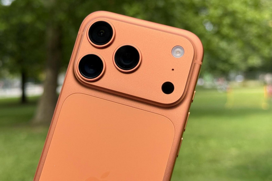 Apple kompenzuje vysoké ceny pamětí. iPhone 18 Pro Max dostane levnější displej než loňský model