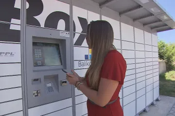 Omezení umístění výdejních boxů přibývá, plošná pravidla ale poslanci vyškrtli