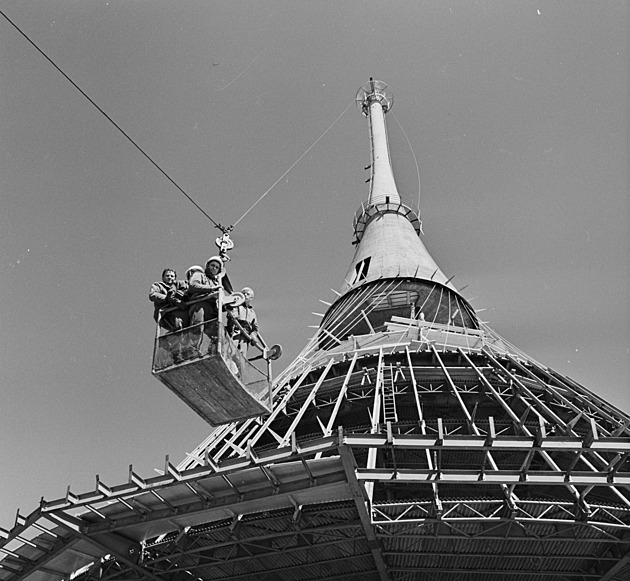 Před 60 lety začal zázrak na Ještědu. Retro fotky ukazují, jak vznikala ikona