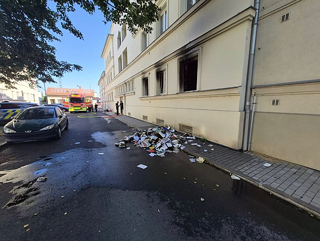 V Ostravě-Hrabůvce hořel byt. Hasiči z domu evakuovali devět lidí a dva psy