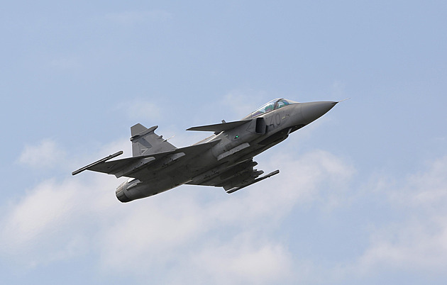 V Maďarsku se zřítil gripen. Pilot se snažil zabránit havárii mimo armádní prostor