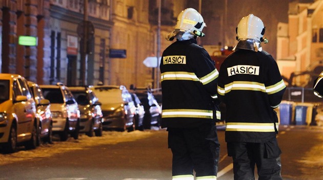 V brněnské Oblé ulici hoří byt. Přes čtyřicet lidí se evakuovalo, ulice je neprůjezdná