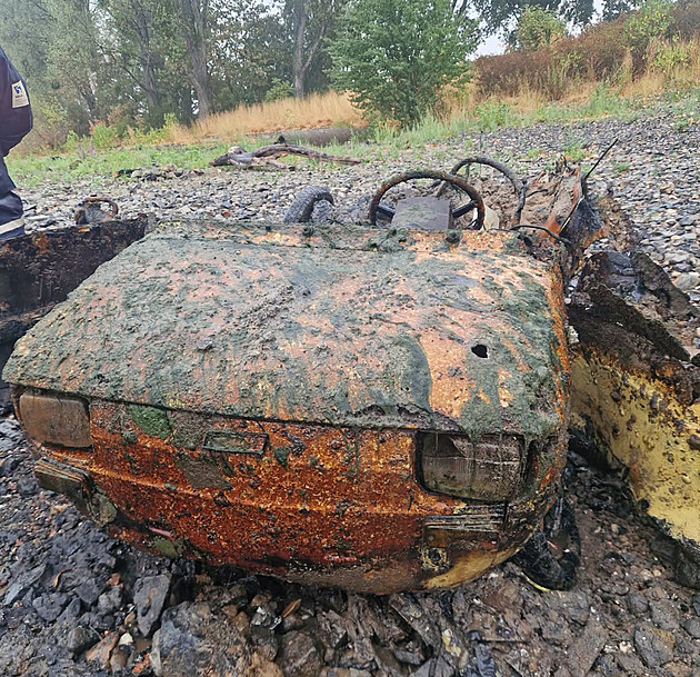 Vypadala jako kámen, byla to kapota auta. Vysychající Rýn odhalil dávné tajemství