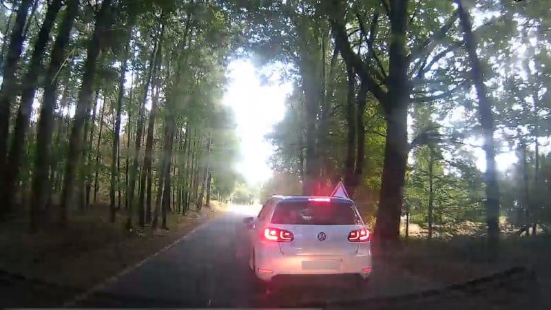 Zdrogovaný řidič policistům ujížděl desítky kilometrů. Ohrožoval všechny kolem, ukazují záběry