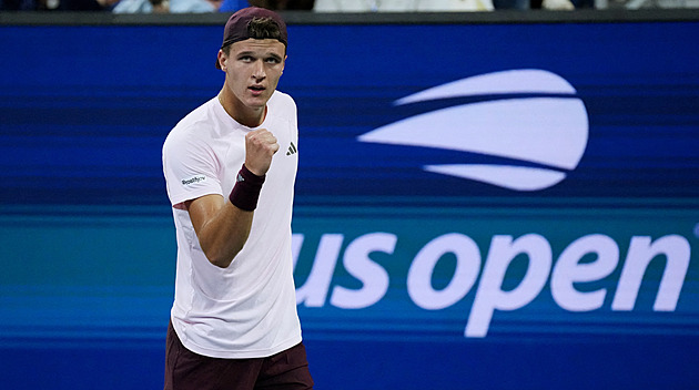 US Open ONLINE: Noční bitva o osmifinále. Menšík hraje s Tienem pátý set