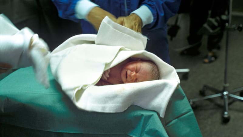 Vzácný projektilový porod před soudem: Lékař z České Lípy nechytil dítě, to se vážně zranilo