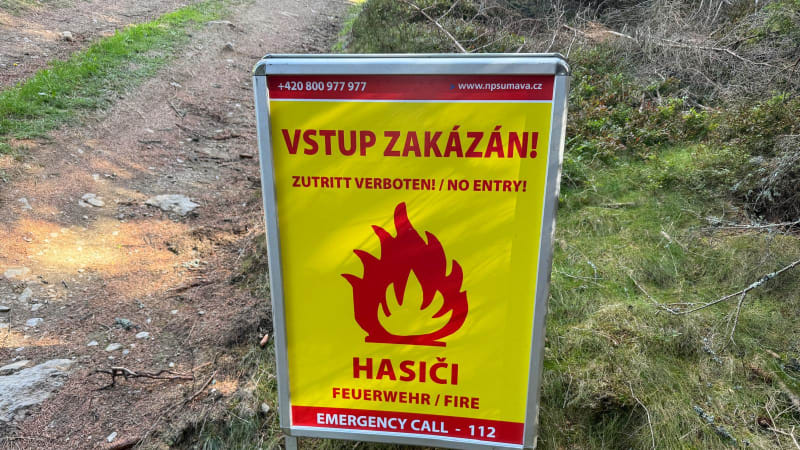 Stovky sudů se rtutí a arsenem na Šumavě: Červený popsal hrozivou situaci, zkritizoval Hladíka