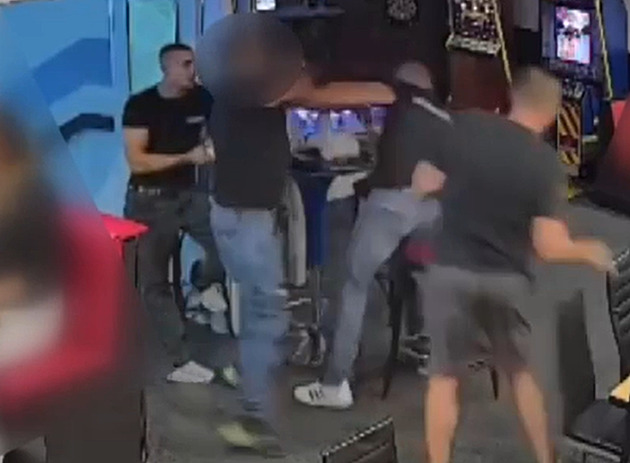 Brutální napadení v baru. Muž útočil boxerem, ztloukl i náhodného hosta
