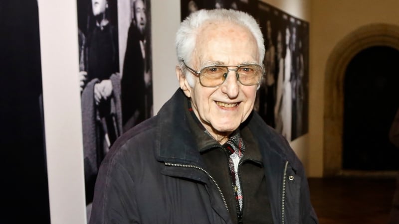 Hálek z komedie Marečku, podejte mi pero! po smrti ženy odmítal práci. Zemřel v domově seniorů