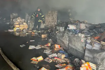 Místo v aktovce pod troskami tiskárny. Ukrajinským žákům chybí učebnice