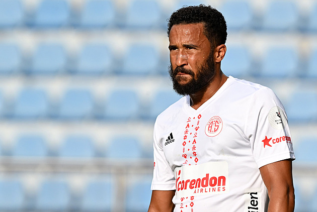 Převálcovaný fotbalista v Thajsku. Doslova. Anglického reprezentanta semlel trávníkář