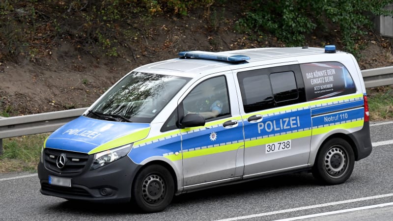 Brutální útok v německé pekárně: Muž bodal do ženy. Zákazníci ji bránili lopatou, ukazuje video