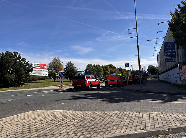 Opilý narazil autem v pražských Čestlicích do autobusu. Nadýchal dvě promile