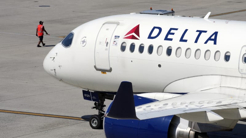 Drama v letadle z Barcelony: Pilot musel nouzově přistát, tři lidé skončili v nemocnici