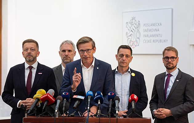 Poslanci se sejdou na mimořádné schůzi kvůli hlasování o nedůvěře vládě