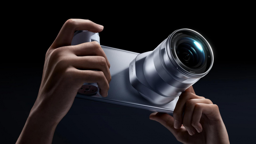 Huawei odhalil externí objektiv pro řadu Mate 90: má palcový čip a stojí jako vlajkový telefon