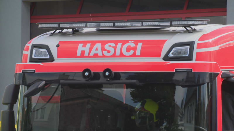 Zásah hasičů u požáru v Karlových Varech: Video ukazuje plameny šlehající z okna bytového domu