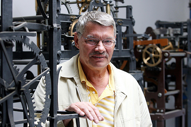 Sedm generací pečují o pražský orloj. Hodinářský rod Hainzů chtěli komunisté zničit
