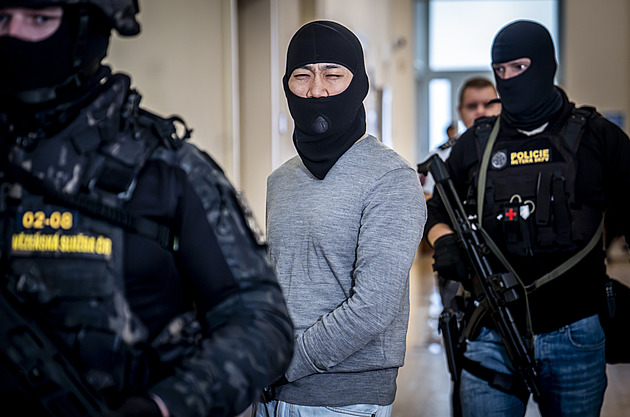 Omezují naše práva, tvrdí obhájce. Soud s Číňanem viněným ze špionáže se komplikuje