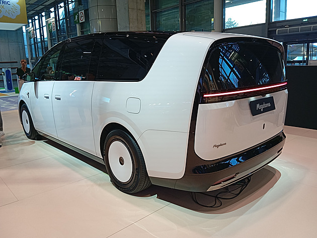 KOMENTÁŘ: Číňané autosalon v Paříži obsadili, vyhráli ale Francouzi
