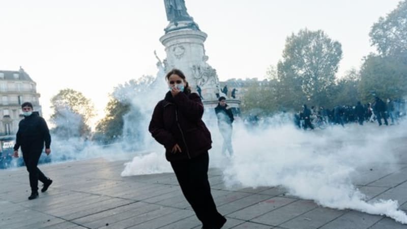 Slzný plyn a vodní děla. Neklidné protesty ve Francii pokračují, přišlo 800 tisíc lidí